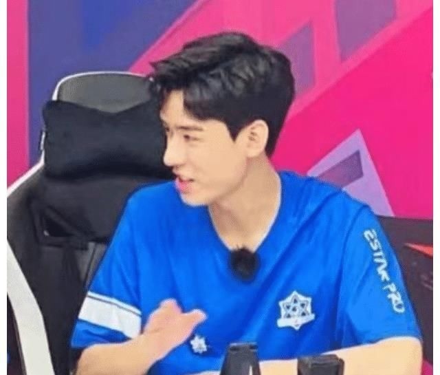 龔俊節(jié)目生圖曝光,路人鏡頭下又帥又酷,網(wǎng)友:有電競男主的內(nèi)味