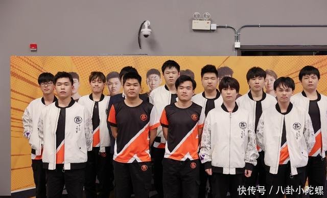 战队|梦泪人气依旧恐怖,海报独占核心,猫神被挤掉,韦神都没牌面