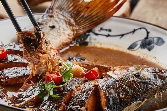 炖鱼去腥，别只会用料酒啤酒，多加一勺它，肉嫩无腥味，香飘满屋