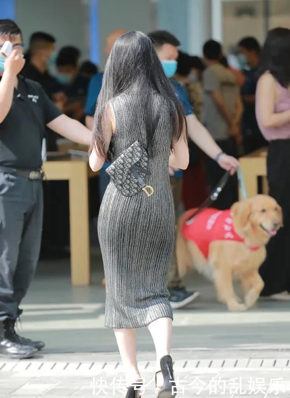 女生|深色修身连衣裙,搭配休闲小拖鞋,打造简约又时尚的美