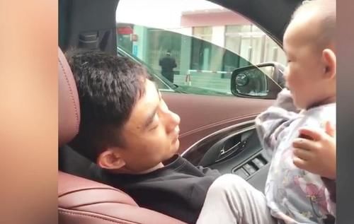 吃醋|女儿叫醒爸爸的方式，简直把人甜化了，妈妈吃醋了