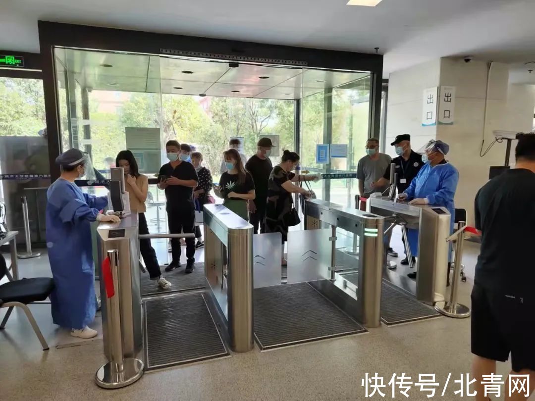 节假日|国庆假期上海127家发热门诊坚守“防疫岗”：市民放轻松，我们更要绷紧弦