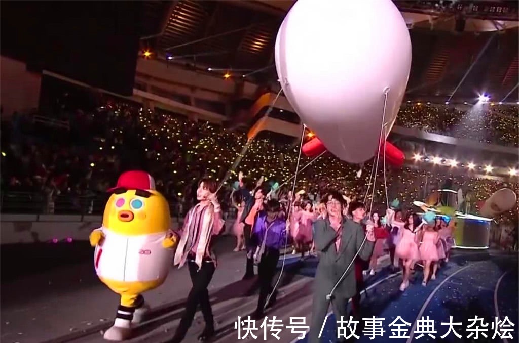 跨年演唱会|主配角差别有多大?王一博水中唱跳吸睛,陈情少年却几乎沦为群演