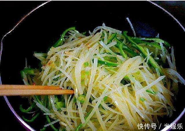 炒土豆丝时，万万别直接焯水！多加“这一步”，土豆丝油亮入味