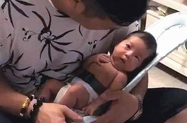 外孙|姥爷凝视小外孙半小时,目光慈爱又温柔,却换来了一个“大白眼”