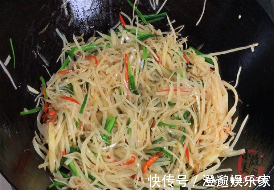 水冲|炒土豆丝时,先用水冲就错了!教你饭店大厨的诀窍,脆嫩不粘锅