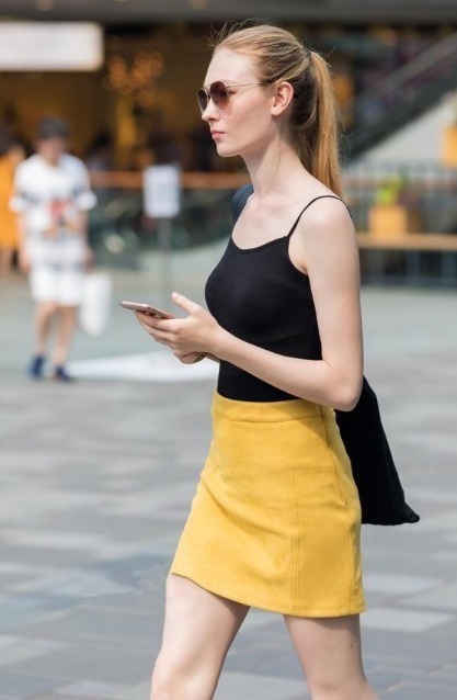 街拍五官精致,身材完美,大多数男人是不是都喜欢这样的女孩