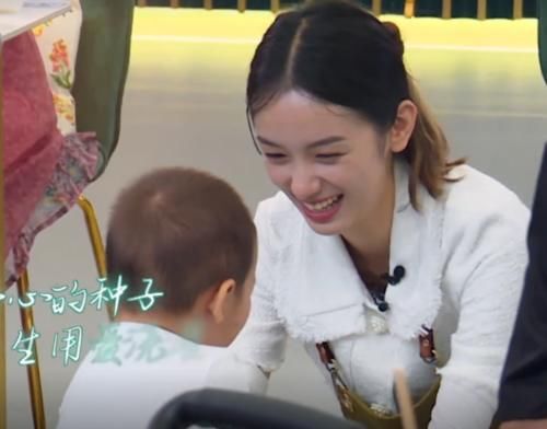 头围|周也哄小孩遭怼脸拍，头围差距令人眼花，23岁的皮肤媲美婴儿