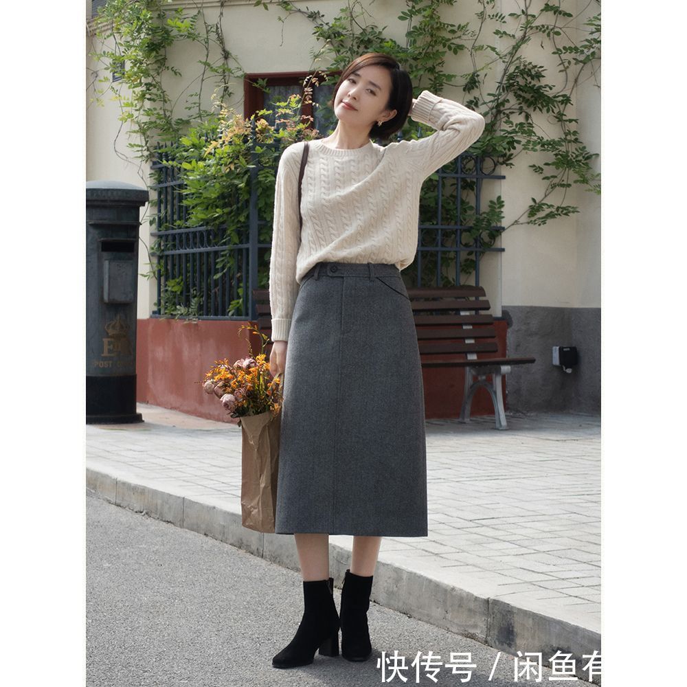 复古感 今年冬天火了一种穿法:叫“半裙+低跟靴”,优雅减龄,谁穿谁美