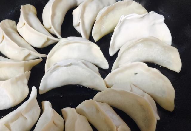 孩子|饺子这吃法太香了,孩子最近馋上吃,底脆皮嫩馅鲜香,早餐吃省事