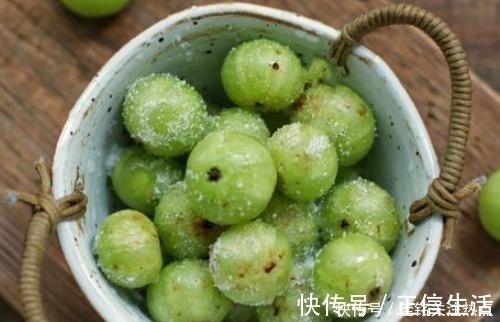这水果全身都是宝,想吃得靠运气,洗一洗撒上盐,入口有回甘!
