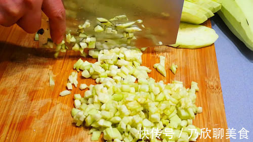 天冷了,用萝卜白菜包饺子不如用它,营养高味道香,味精都不用放