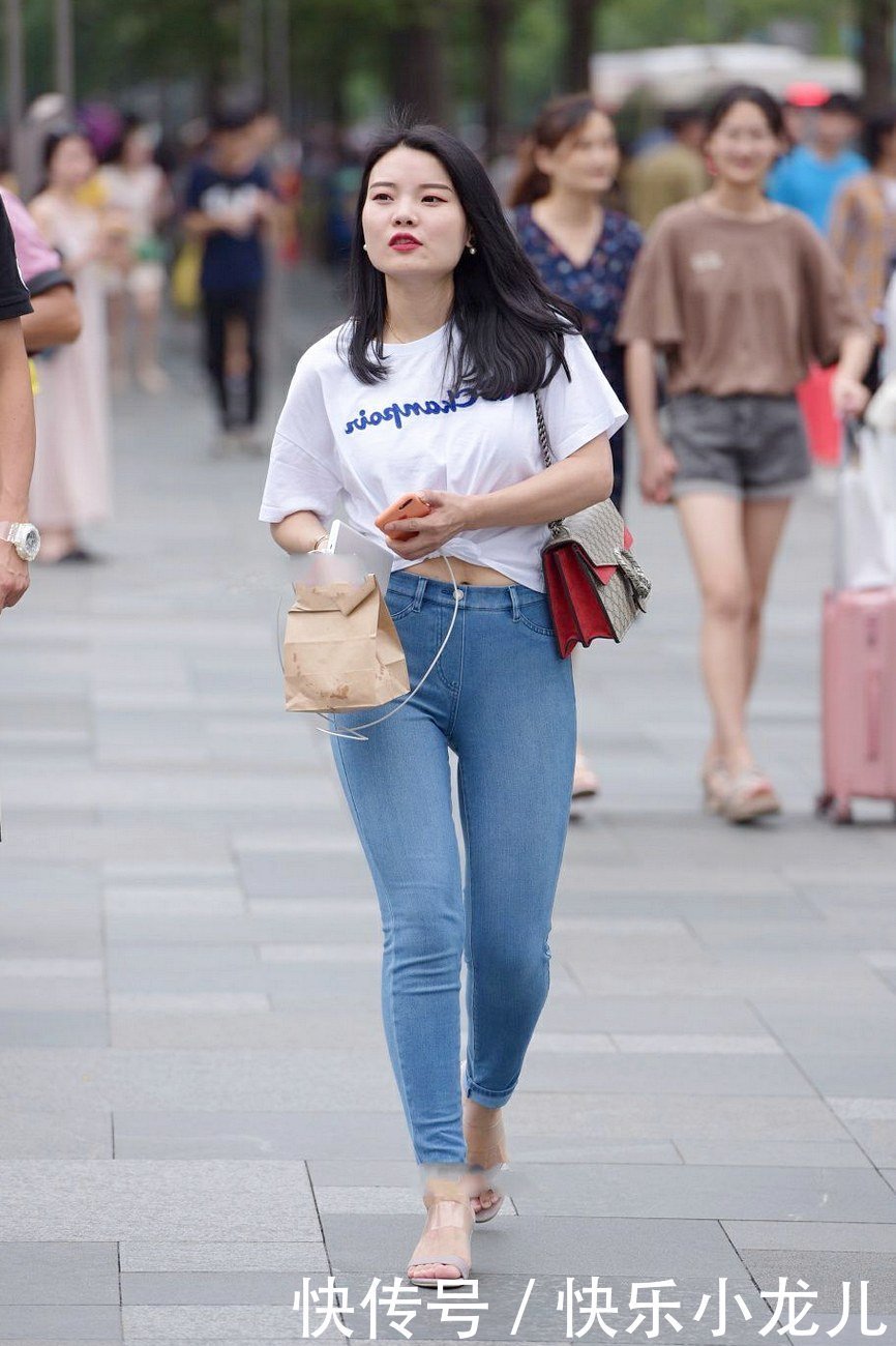 愈加|纯白印花短袖搭配牛仔裤,成熟气息中增添一丝俏皮!