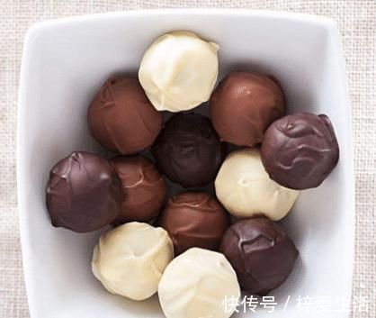 女生出门容易晕车,包里适合放着慢慢吃的零食,话梅上榜,很实用