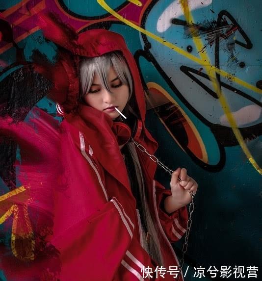 洛天依|15岁小萝莉cos洛天依，当她单膝蹲下一瞬间，网友：awsl