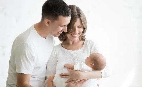 尿布|给新生儿换尿不湿时，留心这3个习惯，可能会影响孩子脊椎的发育