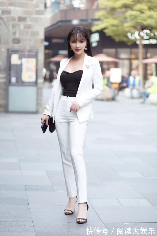 破洞牛仔裤|街拍身材高挑的美女,简单的背心搭配休闲牛仔裤,清爽大方