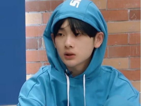 周震南担任《创造营2021》导师,开场时弹幕中一句话,字字真实