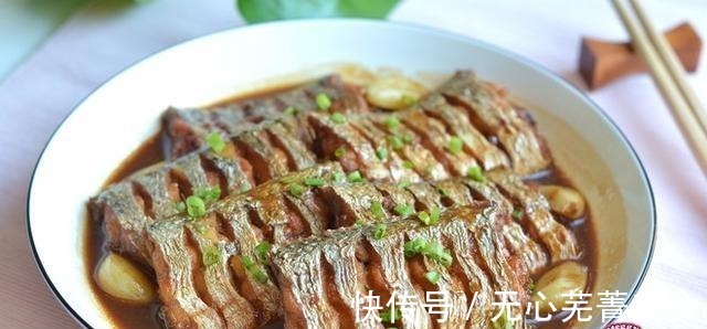 酱油煮太刀鱼真的太好吃了，鱼肉鲜嫩无比，这是我吃过最好吃的菜！