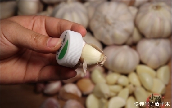 原来剥大蒜这么简单,只要1个啤酒盖,快速去皮又不脏手,真实用