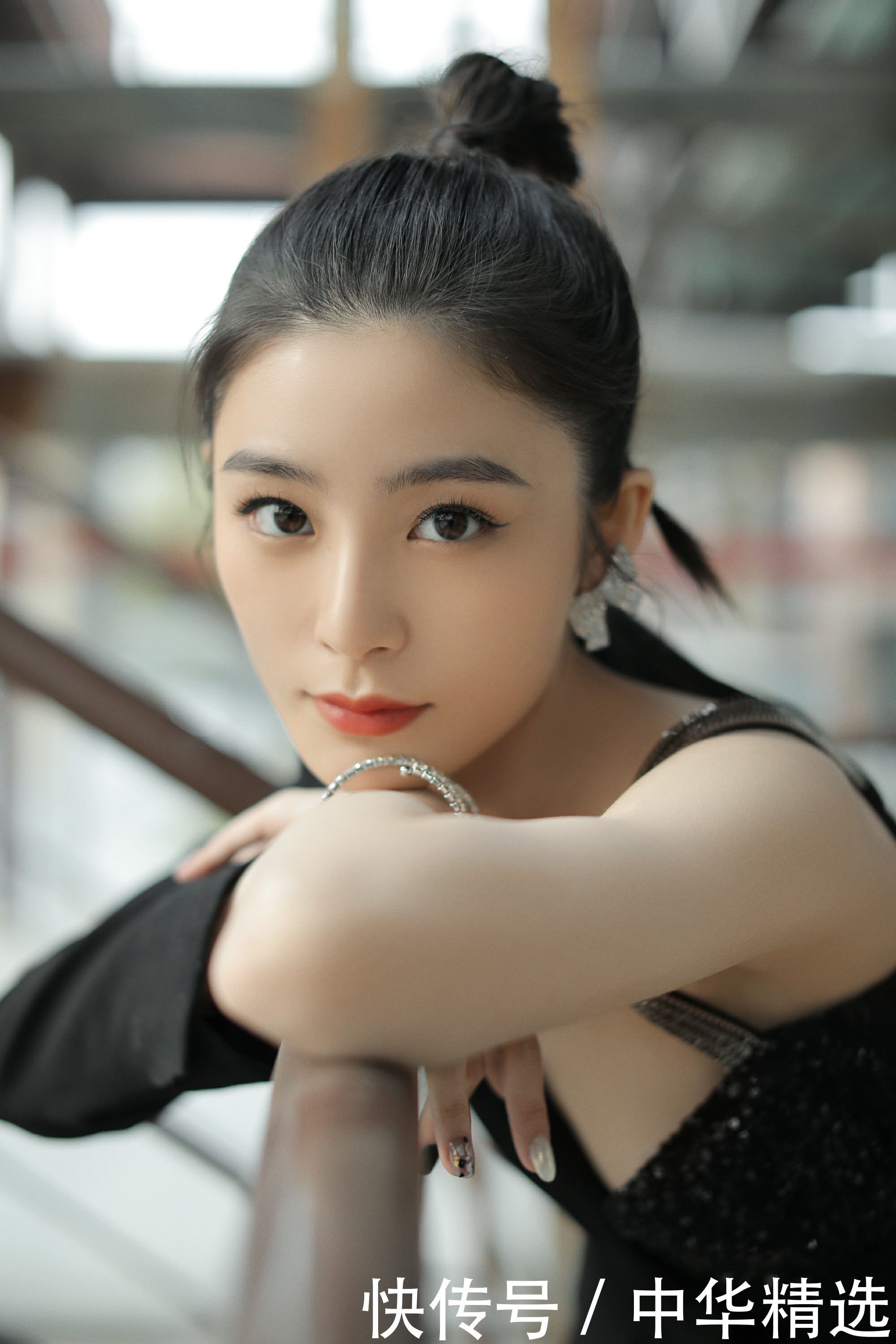 姚晓棠、李澳出席中国国际时装周 精致造型解锁时尚趋势