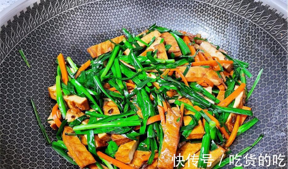 炒香干|立秋到了,这菜我家孩子爱吃,做法超简单,营养互补,补钙长个头