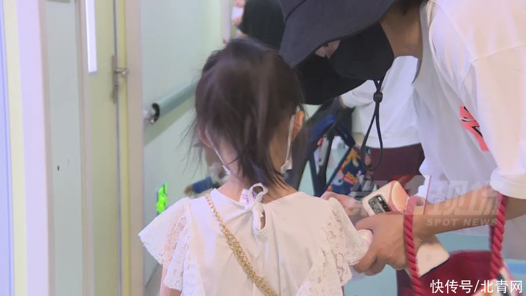 孩子学大人扮靓？医生：这东西别给小孩用