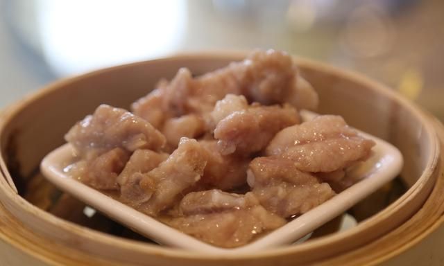 带着儿子喝早茶,112元吃一桌,网友:最后一道给钱也不吃!