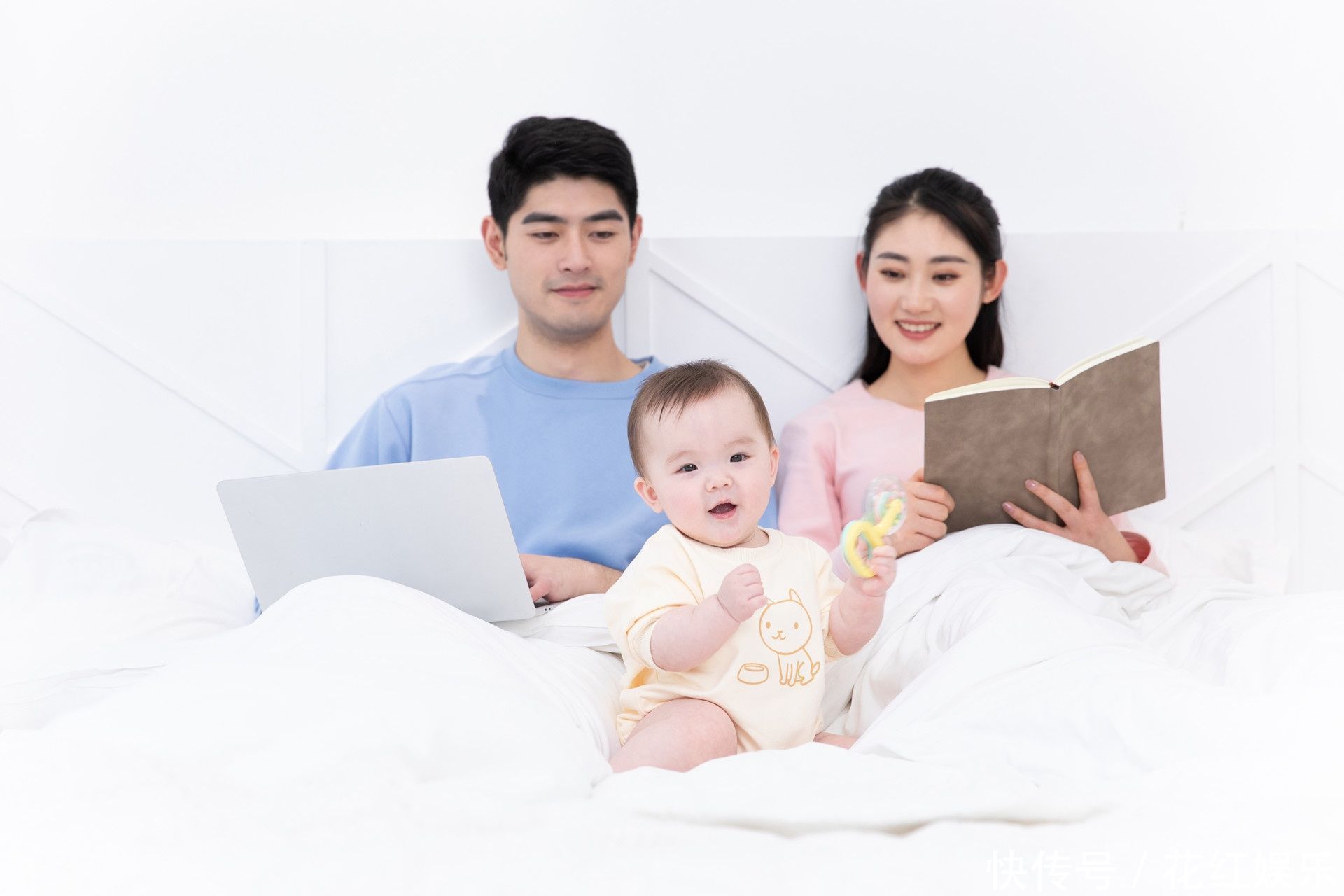 睡眠时间|宝妈哄娃睡觉自己睡着了,孩子躲被窝里看电视,脸上表情太萌了