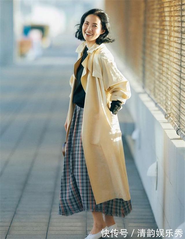 半身裙 看看日本主妇的穿搭，你会明白：50岁也可以优雅精致