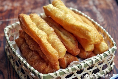 小苏打|炸油条时,别只会放小苏打,教你1招技巧,油条个个蓬松还酥脆