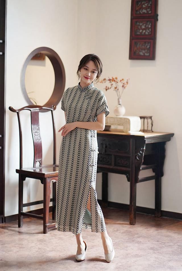 连体裤|街拍:连体裤采用了一字领设计,走在街上飘逸十足