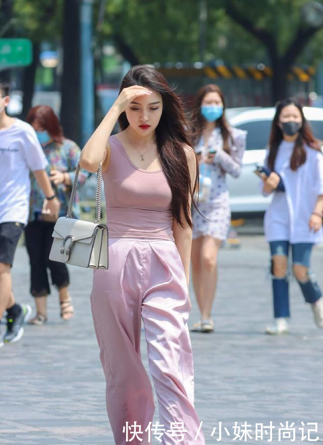 美的|街拍:轻熟的穿搭,粉色背心配粉色阔腿裤,美的清新优雅又有女神范