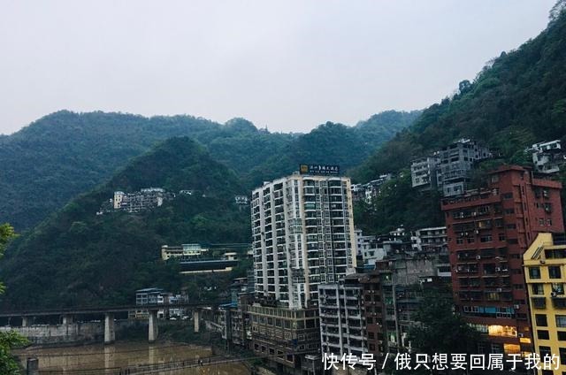 云南宽度只有400米的县城，两座青山一条河，看到房屋不敢住