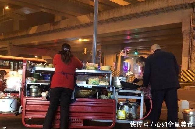 成都著名的一家“鬼饮食”,每天只卖凌晨4小时,食客坐满一条街