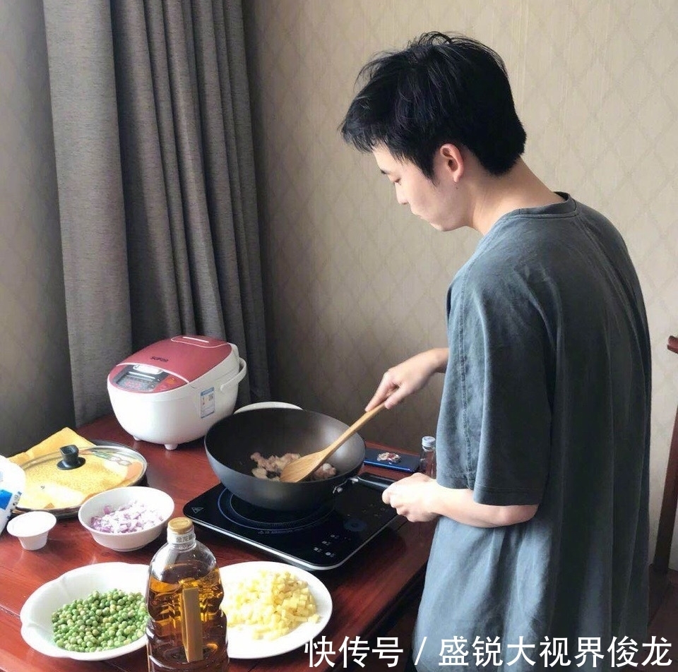 董子健，吃饭的碗比别人大好几倍，网友：会做饭的男人不会太瘦