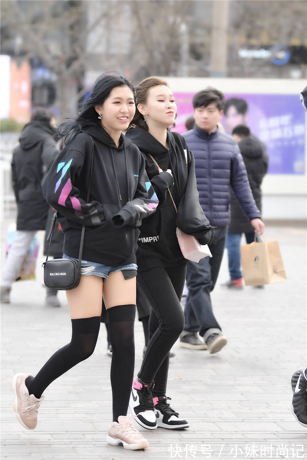 冬季|姐妹逛街,要不是看到别人穿着羽绒服,都不敢相信这是冬季