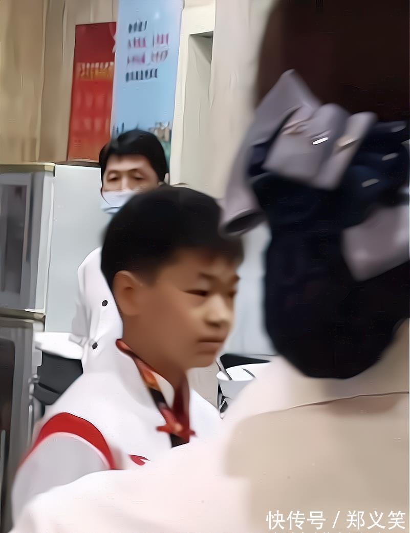 中国跳水队|粉丝在食堂偶遇全红婵!追着14岁天才要签名,红姐大笔一挥搞定