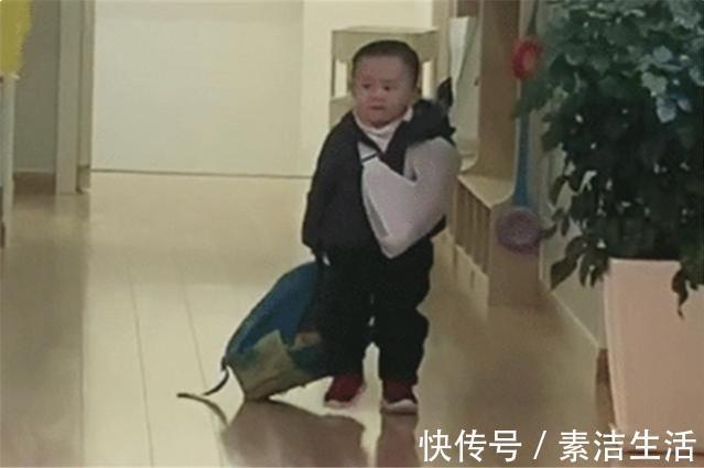父母|3岁孩子手臂骨折,还坚持带伤去幼儿园,走出一副“大佬”的气势