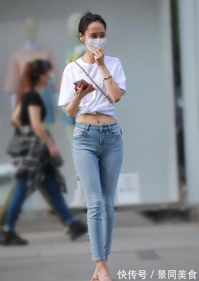 上装|怎么显出青春活力的气息?T恤配牛仔裤就行,简约时尚又显气质