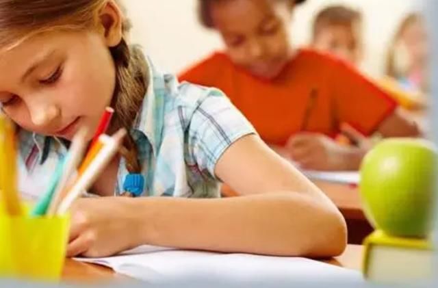 奖状|孩子奖状贴满墙，父母却笑不出来，原因很心酸