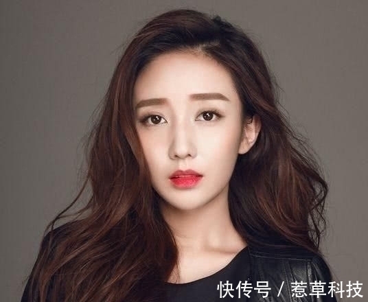 观众席|她因长得太美，在《非诚勿扰》观众席被导演相中！现今成大明星！