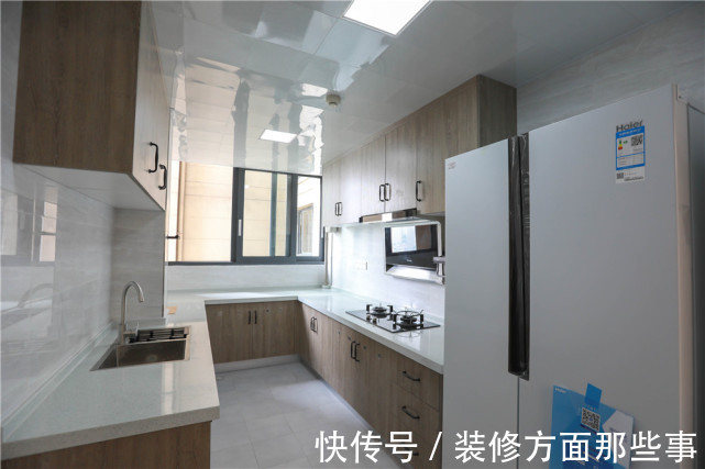 简洁|113平现代风三居室,在客厅黑灰中加入跳跃的亮色点缀