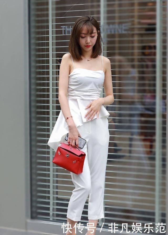 裙子|街头美女的清凉造型,把“吊带背心”当裙子,将“裤腿”剪短