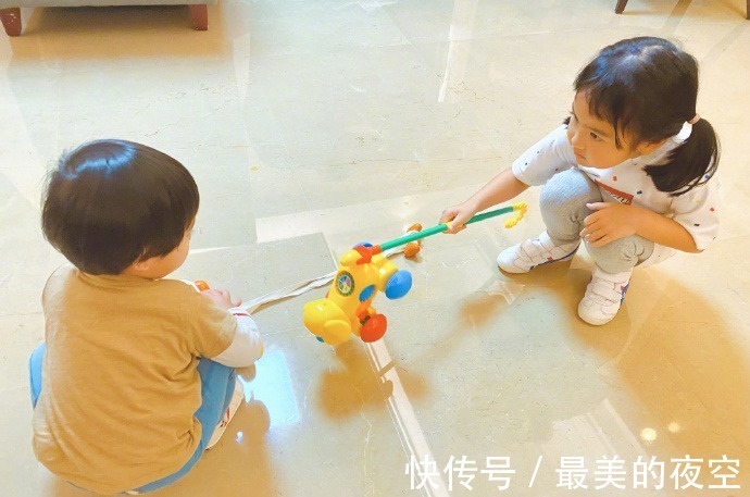 包文婧|張歆藝曬餃子和兒子玩的照片,夸餃子是個好姐姐