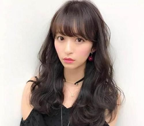 脸型瘦长,想要留长头发不知道怎么样,这小姐姐也太好看了吧!