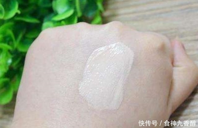 妆前乳|粉底液这样用,难怪化出来的妆“脏脏”的,还很不服帖