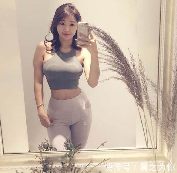 美女 天生丽质的打底裤美女,尽情展现苗条的腰身线条,女人味十足!