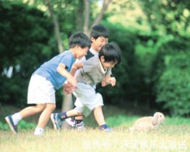 磨磨蹭蹭|在家挑食,在幼儿园能吃两碗!孩子吃饭情况反差大,问题出在哪