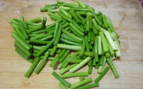 蒜薹|冬季想提升免疫力，家长常做此菜吃，有利于全家人的健康